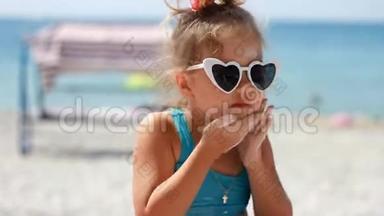 儿童涂抹防晒霜。 晒伤。 防晒霜。 防晒霜。 可爱的小女孩戴着太阳镜在一个